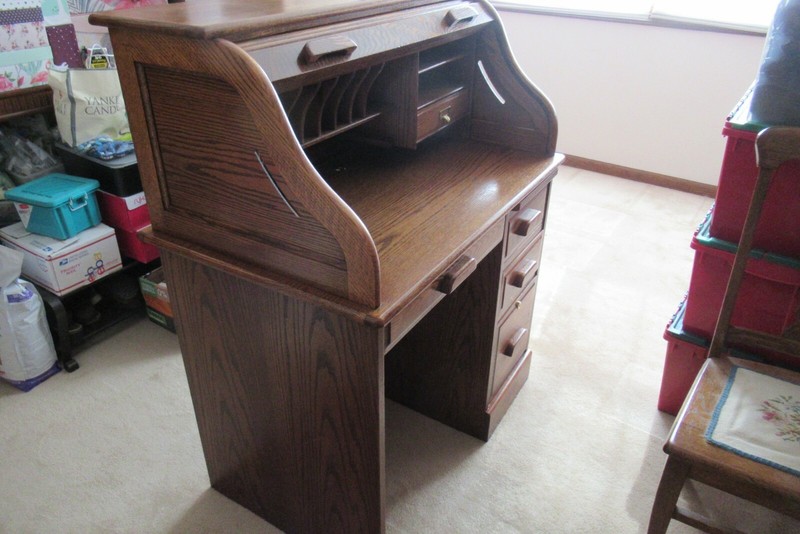 Red Oak Rolltop Desk with Hardwood in drawers 36″ x 24″ x 46″ great condition